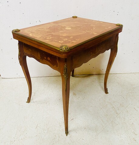 Table de bridge en bois de placage à décor marqueté de rinceaux . XX siècle .