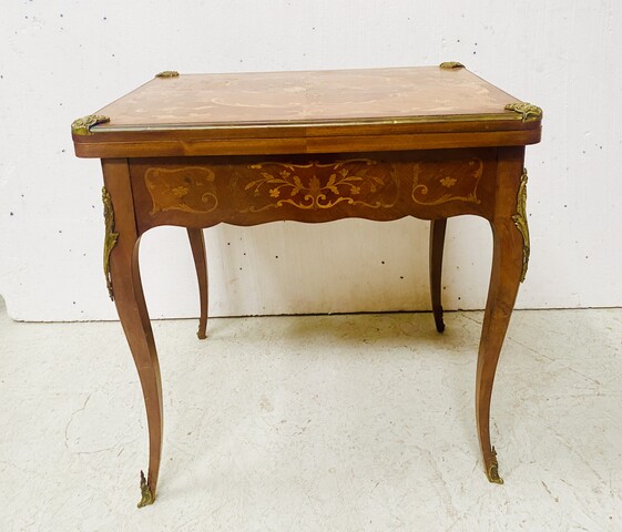 Table de bridge en bois de placage à décor marqueté de rinceaux . XX siècle .