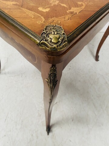Table de bridge en bois de placage à décor marqueté de rinceaux . XX siècle .