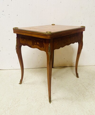Table de bridge en bois de placage à décor marqueté de rinceaux . XX siècle .