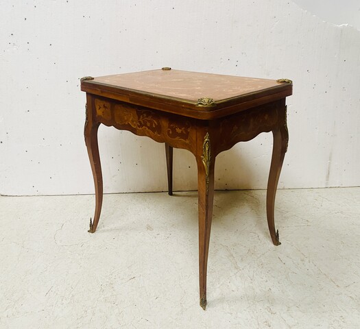 Table de bridge en bois de placage à décor marqueté de rinceaux . XX siècle .