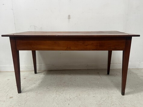 Table de ferme en merisier massif comportant un tiroir . XIX siècle .