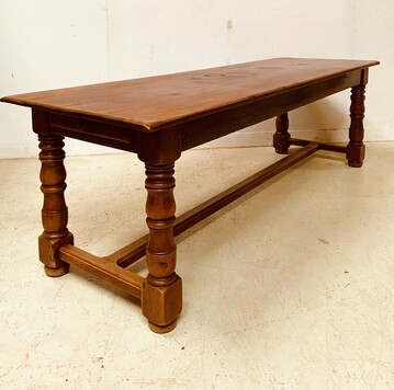 table de monastère en bois massif piétement boule à entretoise . XIX siècle .