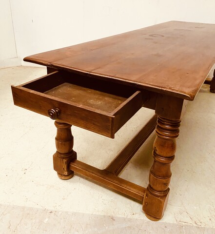 table de monastère en bois massif piétement boule à entretoise . XIX siècle .