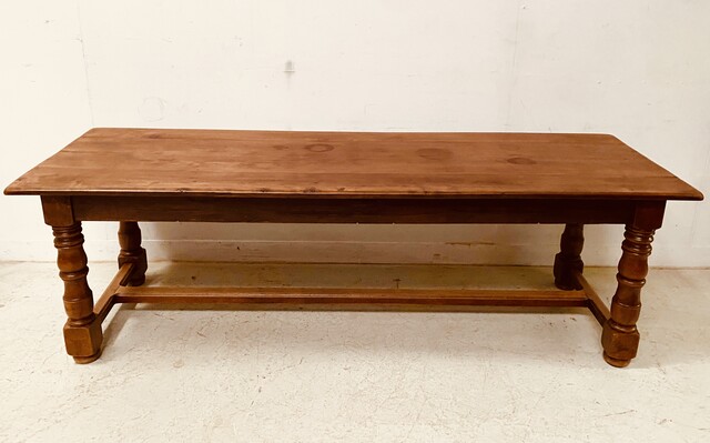 table de monastère en bois massif piétement boule à entretoise . XIX siècle .