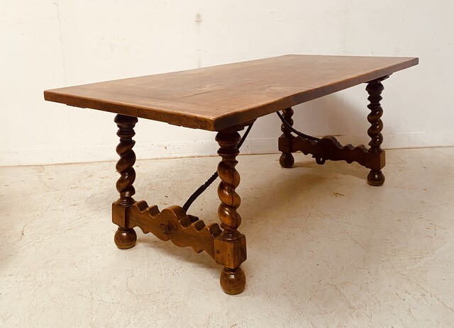 table de monastère en noyer massif pieds torsadés à entretoise . XIX siècle .