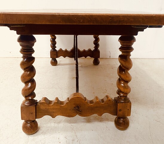 table de monastère en noyer massif pieds torsadés à entretoise . XIX siècle .