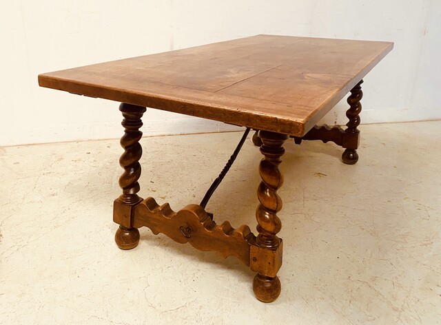 table de monastère en noyer massif pieds torsadés à entretoise . XIX siècle .