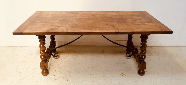 table de monastère en noyer massif pieds torsadés à entretoise . XIX siècle .