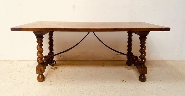 table de monastère en noyer massif pieds torsadés à entretoise . XIX siècle .