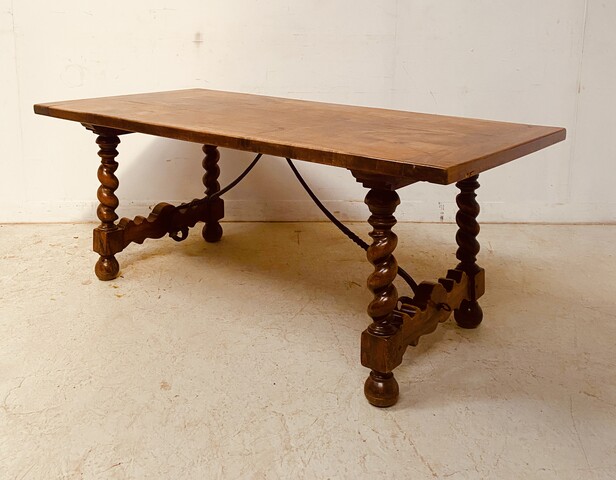 table de monastère en noyer massif pieds torsadés à entretoise . XIX siècle .