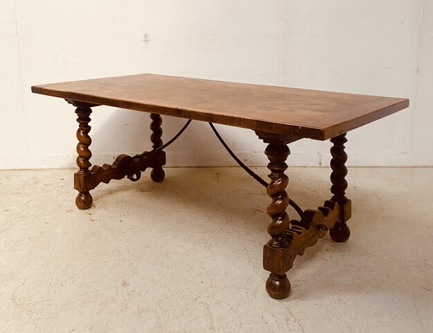 table de monastère en noyer massif pieds torsadés à entretoise . XIX siècle .