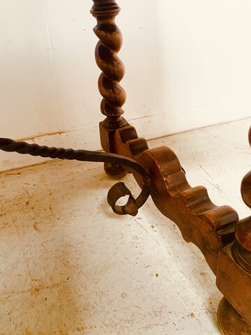 table de monastère en noyer massif pieds torsadés à entretoise . XIX siècle .