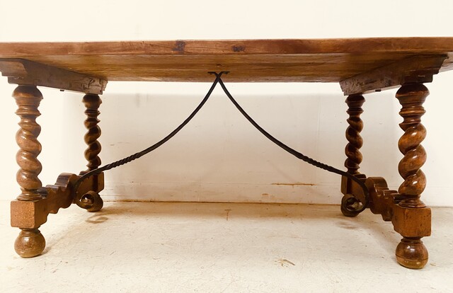 table de monastère en noyer massif pieds torsadés à entretoise . XIX siècle .