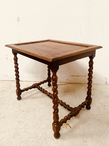 table de salon en noyer piètements croisillons dessus bois . XIX siècle .