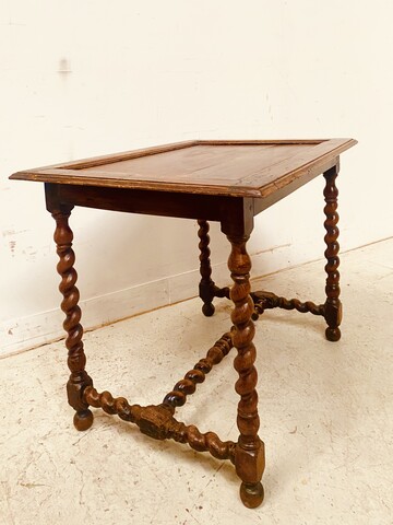 table de salon en noyer piètements croisillons dessus bois . XIX siècle .