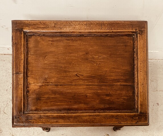 table de salon en noyer piètements croisillons dessus bois . XIX siècle .