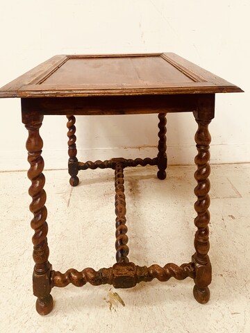 table de salon en noyer piètements croisillons dessus bois . XIX siècle .