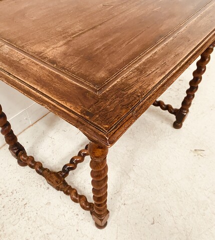 table de salon en noyer piètements croisillons dessus bois . XIX siècle .