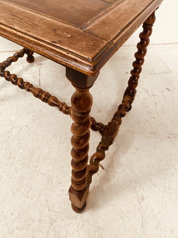 table de salon en noyer piètements croisillons dessus bois . XIX siècle .