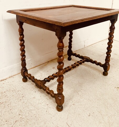 table de salon en noyer piètements croisillons dessus bois . XIX siècle .