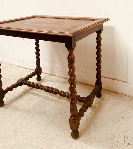 table de salon en noyer piètements croisillons dessus bois . XIX siècle .