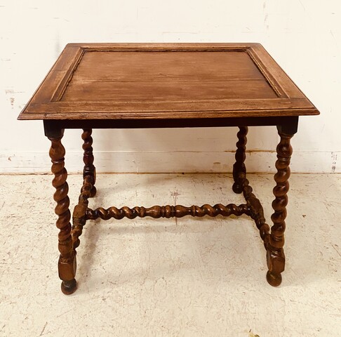 table de salon en noyer piètements croisillons dessus bois . XIX siècle .