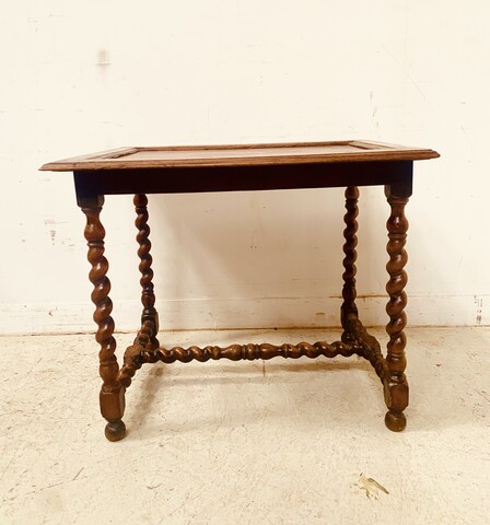 table de salon en noyer piètements croisillons dessus bois . XIX siècle .