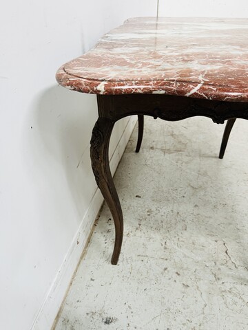 table de salon époque Louis XV en chêne massif dessus marbre . XX siècle .