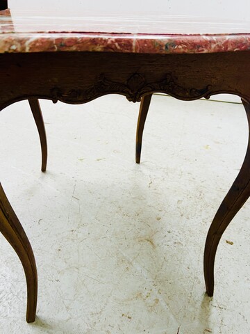 table de salon époque Louis XV en chêne massif dessus marbre . XX siècle .