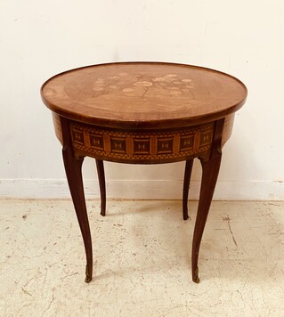 table de salon tétrapode en bois marqueté de fleurs pieds galbés . XX siècle .