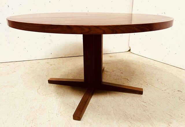 table en teck à allonges conçue par John Mortensen . XX siècle .