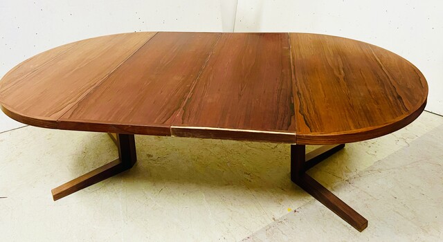 table en teck à allonges conçue par John Mortensen . XX siècle .