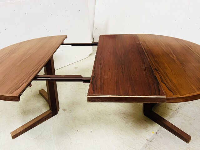 table en teck à allonges conçue par John Mortensen . XX siècle .