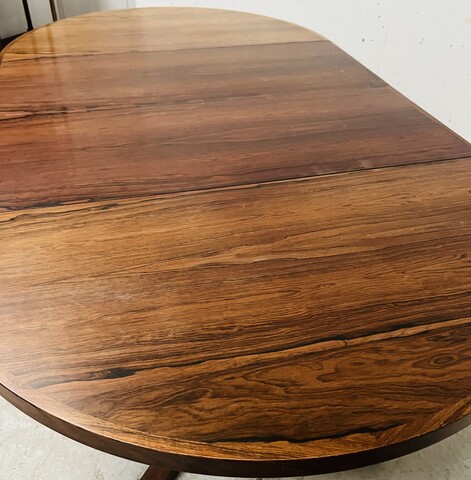 table en teck à allonges conçue par John Mortensen . XX siècle .