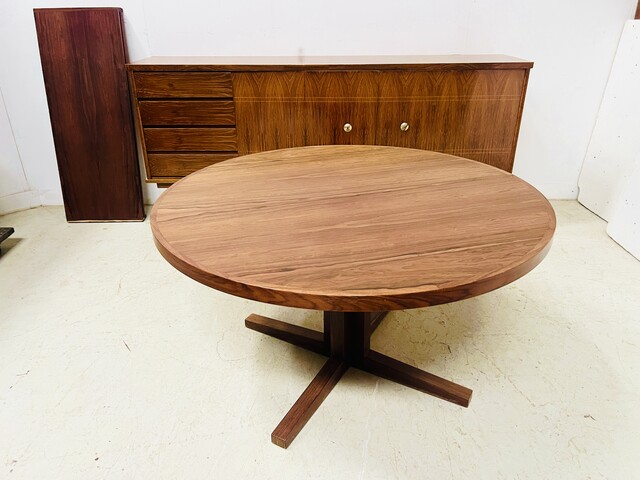 table en teck à allonges conçue par John Mortensen . XX siècle .