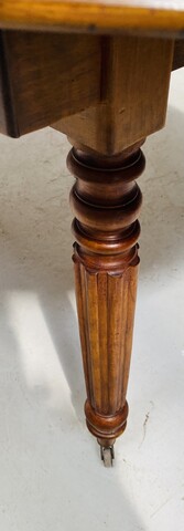 table Louis Philippe à six pieds à abattant en merisier massif . XIX siècle .
