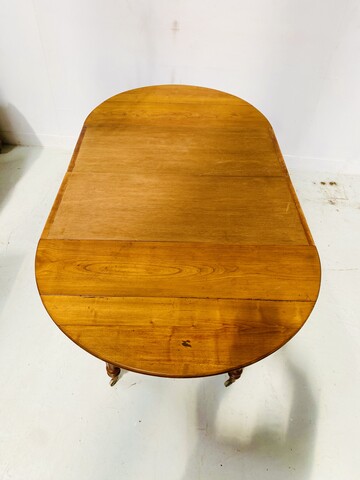 table Louis Philippe à six pieds à abattant en merisier massif . XIX siècle .