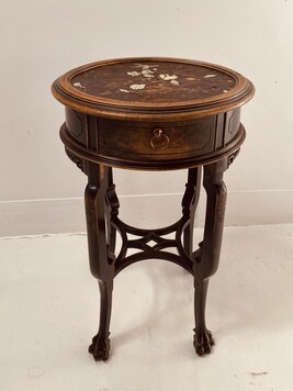 table ronde d'appoint en bois à décor de fleurs et oiseaux . XX siècle .
