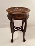 table ronde d'appoint en bois à décor de fleurs et oiseaux . XX siècle .