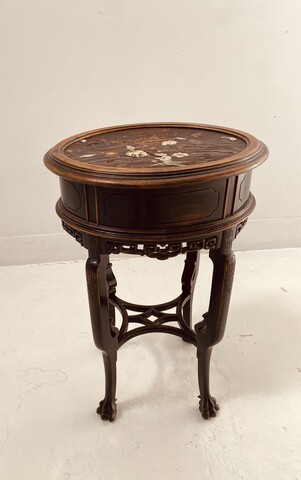 table ronde d'appoint en bois à décor de fleurs et oiseaux . XX siècle .