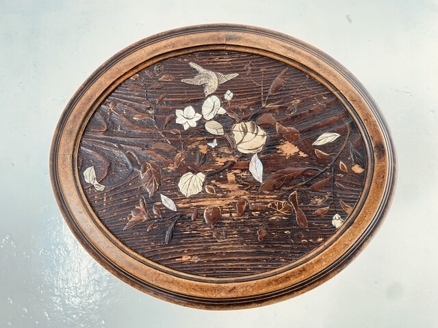 table ronde d'appoint en bois à décor de fleurs et oiseaux . XX siècle .