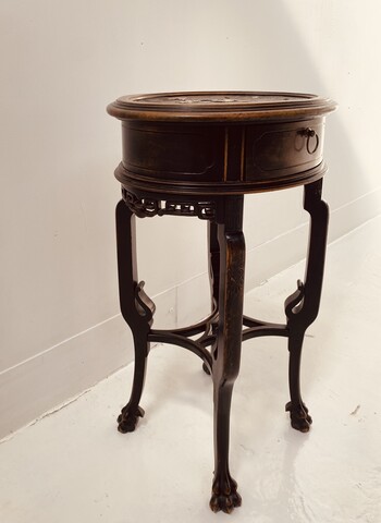 table ronde d'appoint en bois à décor de fleurs et oiseaux . XX siècle .