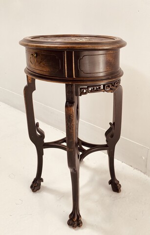 table ronde d'appoint en bois à décor de fleurs et oiseaux . XX siècle .