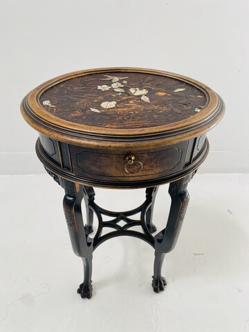 table ronde d'appoint en bois à décor de fleurs et oiseaux . XX siècle .