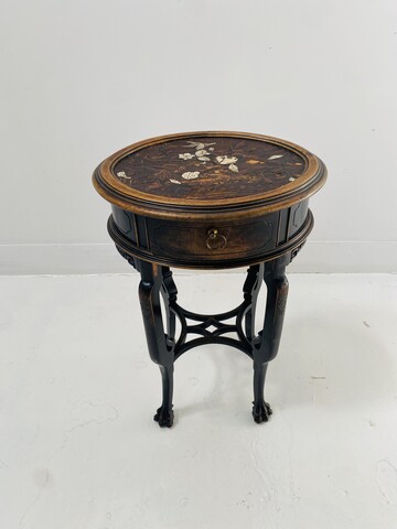 table ronde d'appoint en bois à décor de fleurs et oiseaux . XX siècle .