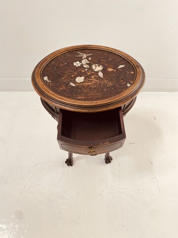 table ronde d'appoint en bois à décor de fleurs et oiseaux . XX siècle .