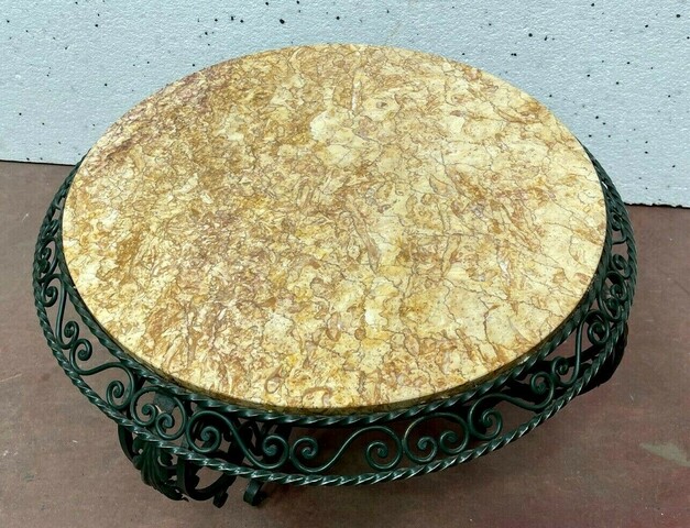 Table ronde de salon en fer forgé et marbre XX siècle