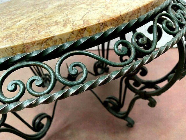 Table ronde de salon en fer forgé et marbre XX siècle