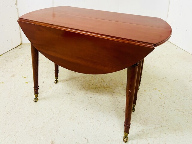 table six pieds à abattant en acajou massif piétements conique . XIX siècle .